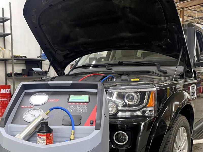 Black Land Rover LR4 with R1234yf AC Machine Connected